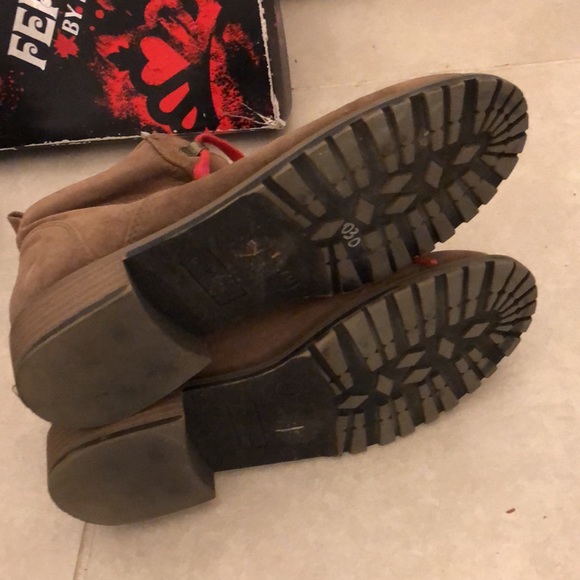 ❤️Closet Closing sale❤️LIKE NEW IN BOX FERGALICIOUS BOOTS - Picture 8 of 9